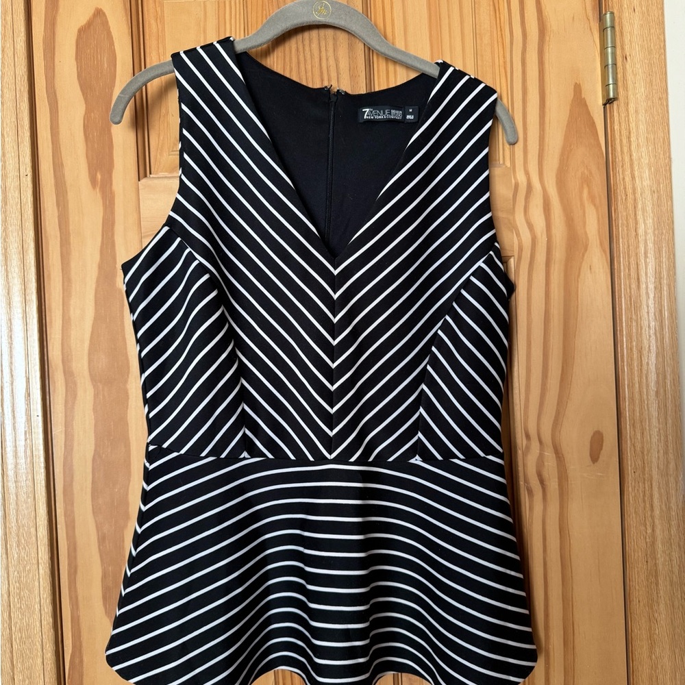Like new, New York and Company black snd white peplum top. Size medium